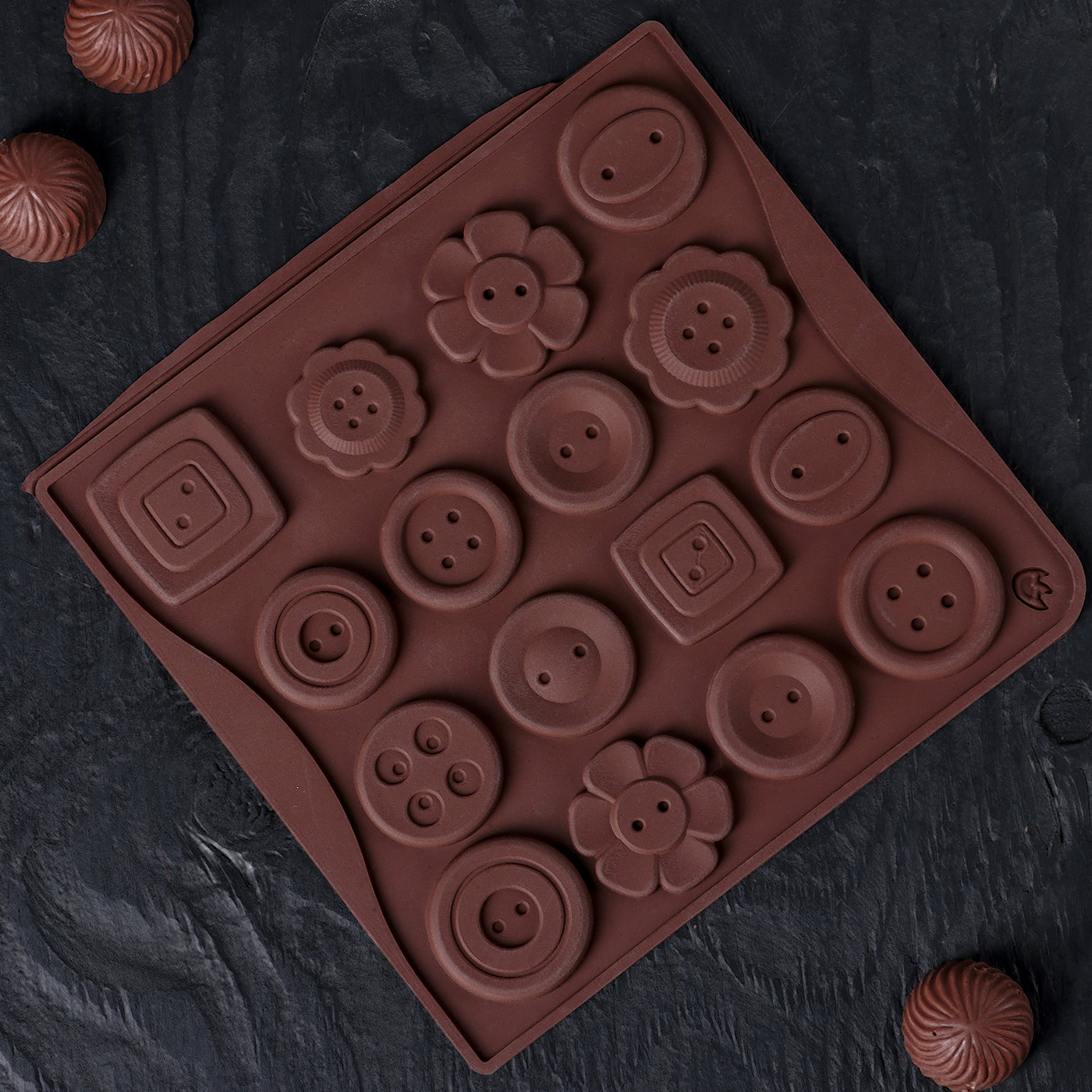 Форма для льда и шоколада «Пуговки», 17.4×16.5×0.4 см, 16 ячеек, цвет МИКС