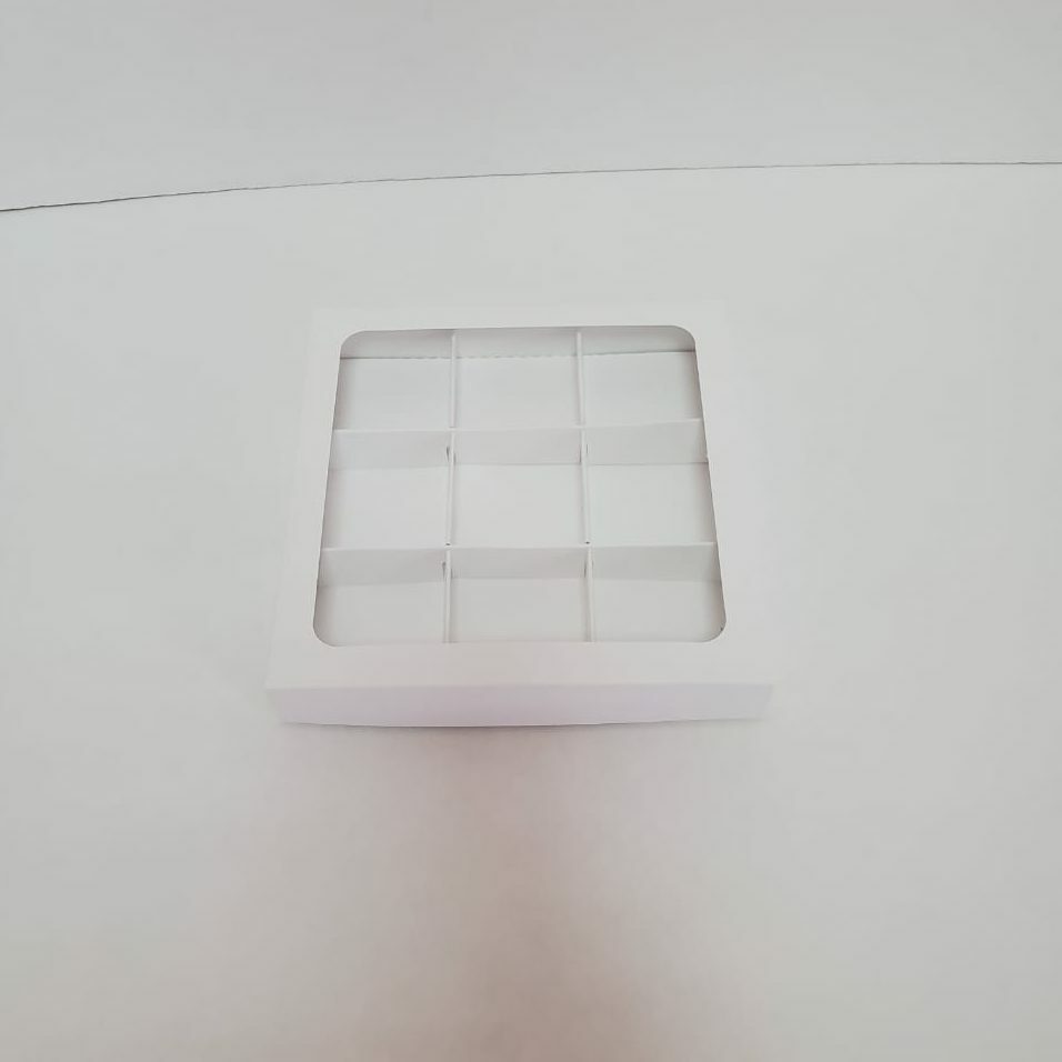 Коробка на 9 конфет с окном, размер 135х135х30, цвет белый