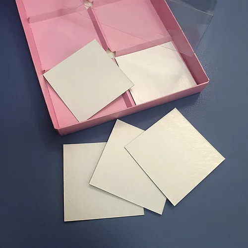 Подложка под пирожные (белая), 8×8 см (ламинированный картон)